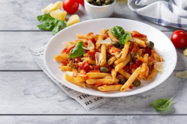 Domates soslu geleneksel makarna putanesca (kapari, soğan, g