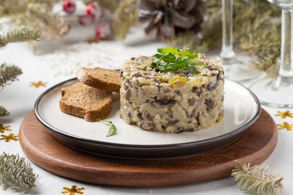 Salade met champignons, rundvlees, aardappelen en uien voor Nieuwjaar, CH — Stockfoto