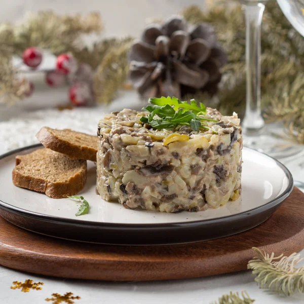 Sallad med champinjoner, nötkött, potatis och lök för nyår, CH — Stockfoto