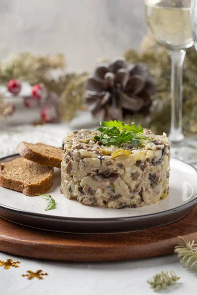 Салат с грибами, говядиной, картофелем и луком на Новый год, Ч — стоковое фото