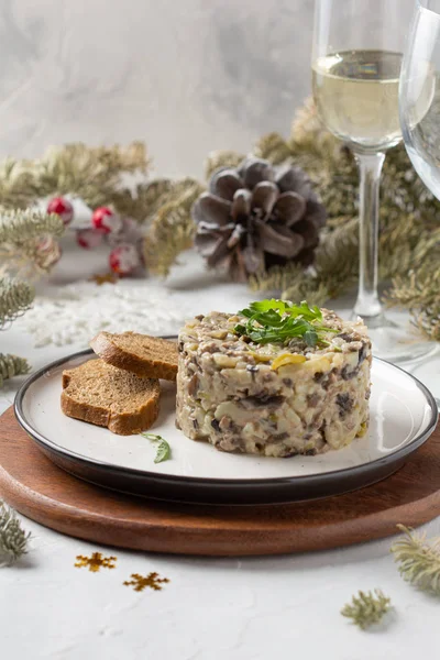 Salade met champignons, rundvlees, aardappelen en uien voor Nieuwjaar, CH — Stockfoto