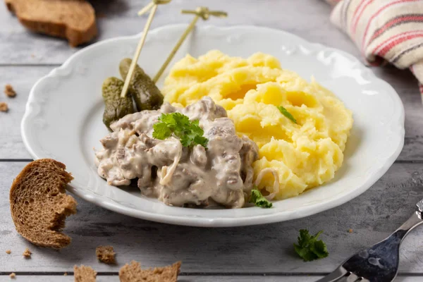 Carne de vită Stroganoff, mâncare tradițională rusească de gulaș cu carne de vită i — Fotografie, imagine de stoc