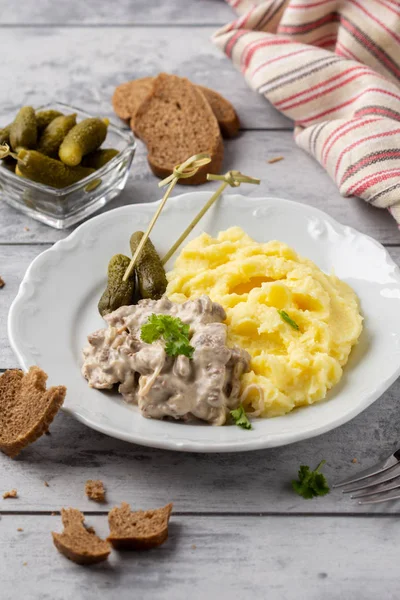 Nötkött Stroganoff, traditionell rysk maträtt av gulasch med nötkött jag — Stockfoto