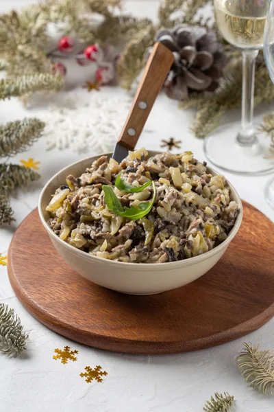 Salade met champignons, rundvlees, aardappelen en uien voor Nieuwjaar, CH — Stockfoto