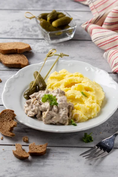 Sığır Stroganoff, sığır eti i ile gulaş geleneksel Rus çanak — Stok fotoğraf