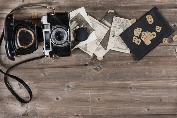 Draufsicht Auf Alte Retro Filmkameras Und Fotografien Auf Rustikalem Holzbrett — Stockfoto