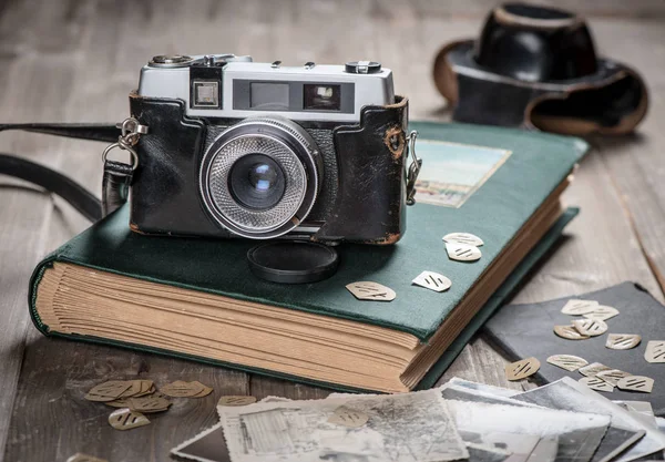 ペトロ フォト アルバム 古い写真や木製のテーブルの上にカメラ — ストック写真