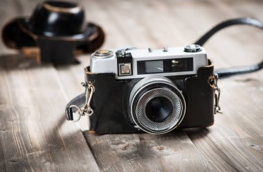 Eski film fotoğraf makinesi ile dava rustik ahşap masa üzerinde. 