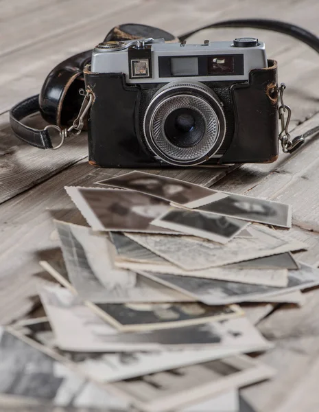 Vintage Fotos Mit Kamera Auf Holzgrund — Stockfoto