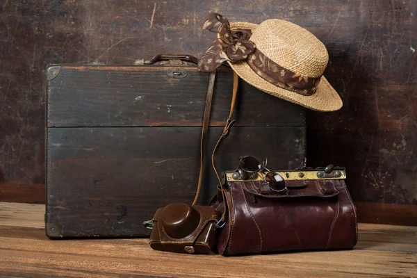 Alter Holzkoffer Strohhut Für Frauen Retro Kamera Und Reisetasche Auf — Stockfoto