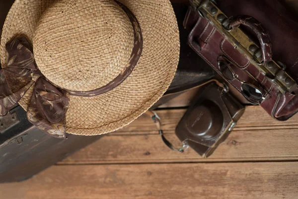 Top View Old Wooden Suitcase Women Straw Hat Retro Camera — Stock Photo, Image