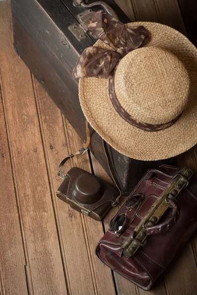 Ovanifrån Gamla Trä Resväska Kvinnors Wicker Hatt Retro Kamera Och — Stockfoto