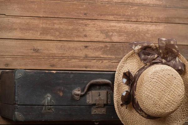 Ovanifrån Kvinnors Wicker Hatt Solglasögon Och Vintage Resväska Trägolv Med — Stockfoto