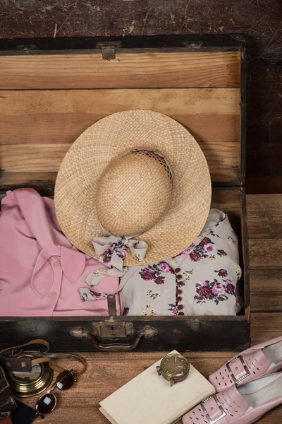 Készen Áll Nyaralás Bőrönd Női Ruhák Kiegészítők Nyári Utazás Kalap Jogdíjmentes Stock Fotók