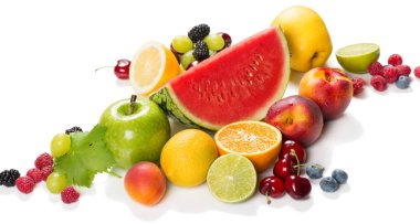 Farklı meyve: karpuz, elma, üzüm, portakal, kayısı, kiraz, limon, limon ve beyaz arka plan üzerinde izole nektarin. Yaz meyve kavramı.