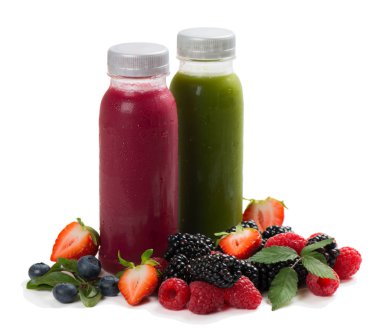 İki şişe smoothies, meyve suları, meyve suyu, içecekler veya içecekler ve taze meyve ve çilek beyaz arka plan üzerinde izole.