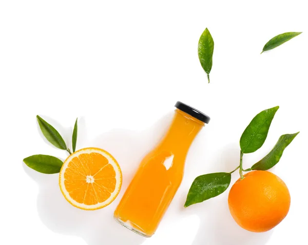 Верхний Вид Апельсинового Сока Стеклянной Бутылке Апельсиновый Оранжевый Ломтик Зелеными — стоковое фото