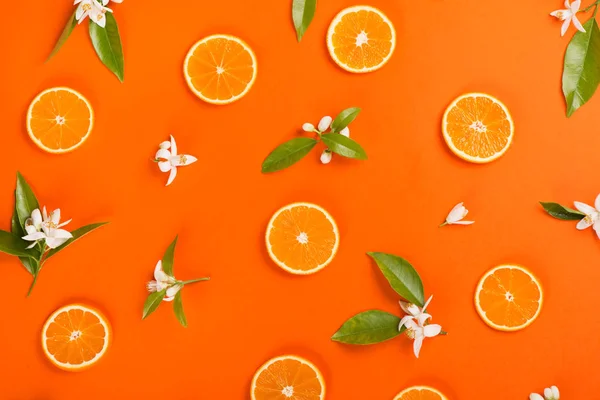 Oranges and flowers, top view. — Stock Photo, Image