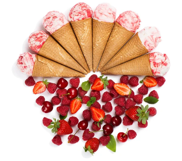 Концепция плоской заготовки мороженого и ягод . — стоковое фото