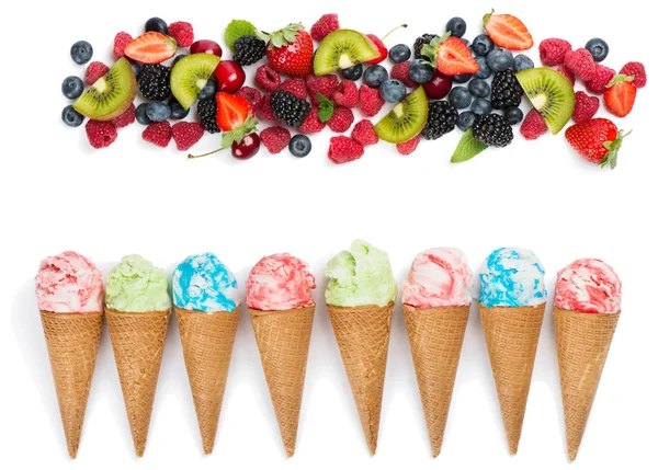 Platte lay concept van verschillende Ice Cream kegels en bessen. Rechtenvrije Stockafbeeldingen