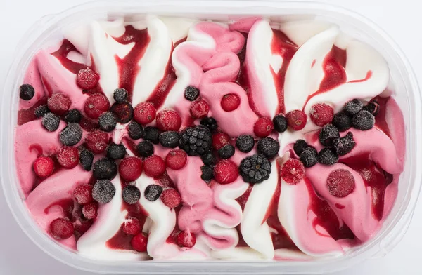 Над видом на мороженое со смесью лесных ягод . Стоковое Изображение