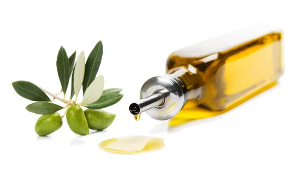Olio in bottiglia e olive fresche . Immagini Stock Royalty Free