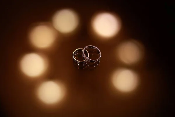 美丽的金色结婚戒指 — 图库照片