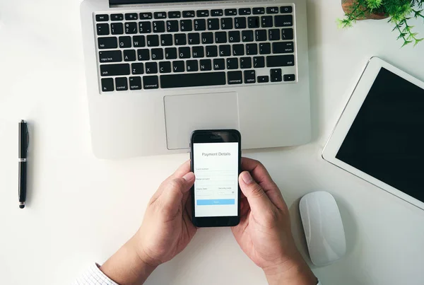 Cep telefonu ile ödeme ayrıntı sayfası göstermek ve kredi kartı holding, alışveriş online kavramlar el