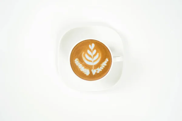 Beyaz arka planda bir fincan lale latte sanat kahvesi.