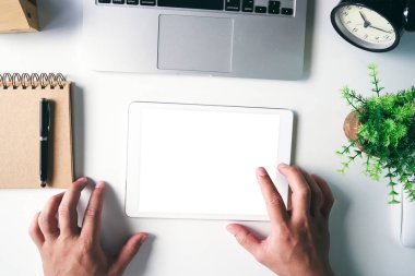 Erkek ve kadın arasında güçlü bir el sıkışmasının Üstten Görünüm 