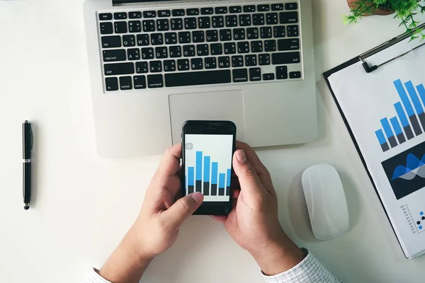 İşadamı Smartphone cep telefonu ile finansal verilerin analizi