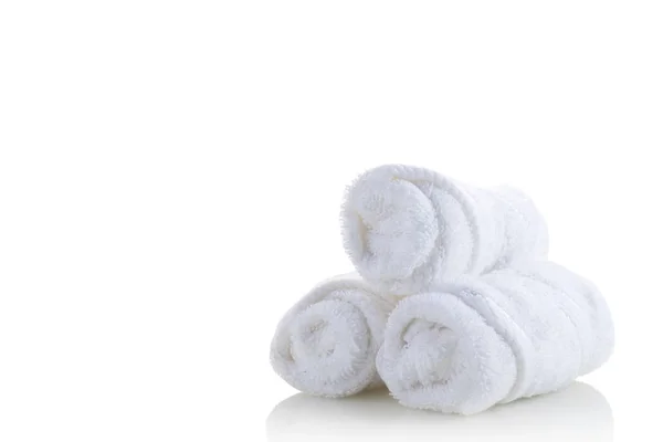 izole üzerinde beyaz arka plan beyaz spa havlu yığını