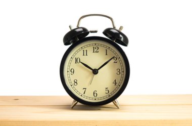 Beyaz arkaplanda retro alarm saati