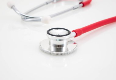 Beyaz arka plan üzerinde izole kırmızı sağlık stetoskop