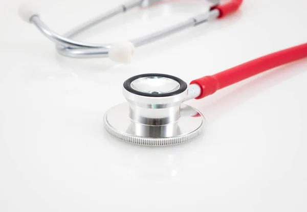 Beyaz arka plan üzerinde izole kırmızı sağlık stetoskop