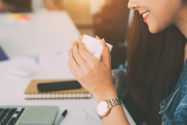 Café'de dijital dizüstü bilgisayar ve çalışma proje gevşeme ile kahve içmek serbest meslek sahibi kadın