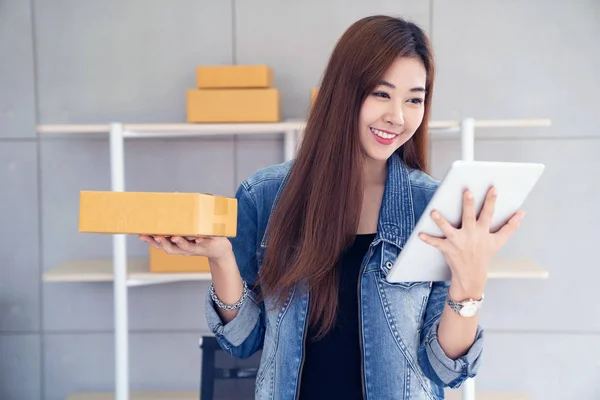 Küçük işletme sahibi, Asyalı kadın paket kutu, çevrimiçi pazarlama ambalaj kutuları ve teslimat, KOBİ kavramı tutun. Genç sahibi insanlar başlamak iş Online için