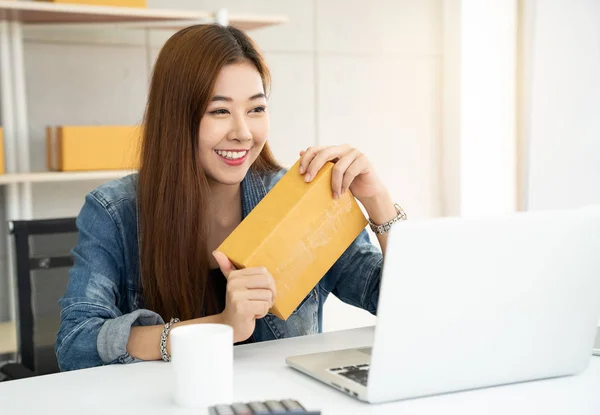 Küçük işletme sahibi, Asyalı kadın paket kutu, çevrimiçi pazarlama ambalaj kutuları ve teslimat, KOBİ kavramı tutun. Genç sahibi insanlar başlamak iş Online için