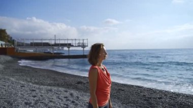 Meditasyon yoga bir plajda 4 k güneş doğarken yaparken deniz kenarında