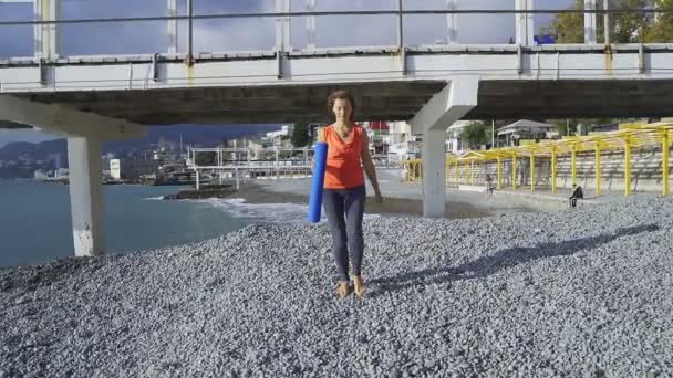 Meditación Cerca Del Mar Haciendo Yoga Una Playa Amanecer — Vídeo de stock