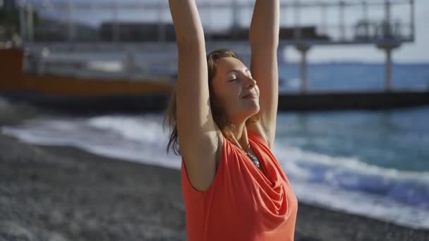 Meditatie Buurt Van Zee Doet Yoga Een Strand Bij Zonsopgang — Stockvideo