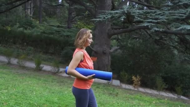 Chica haciendo yoga en el parque en otoño 4k — Vídeos de Stock