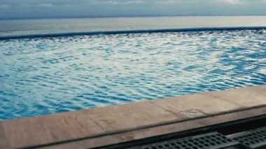 Havuz yüzey üzerinde Rüzgar