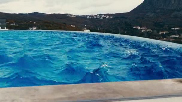 O vento sopra sobre a superfície da piscina — Vídeo de Stock