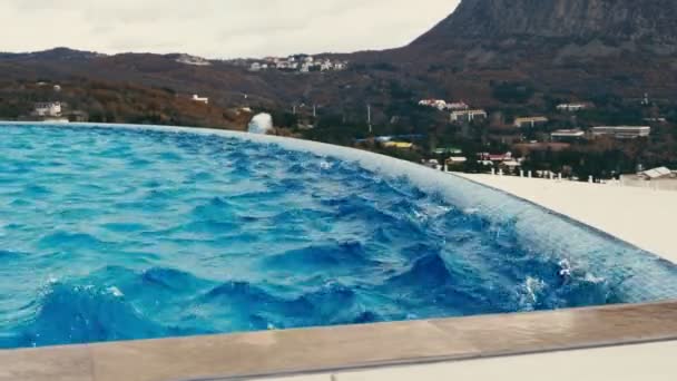O vento sopra sobre a superfície da piscina — Vídeo de Stock