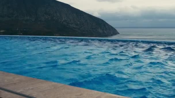 Le vent souffle sur la surface de la piscine — Video