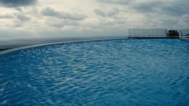 Havuz yüzey üzerinde Rüzgar