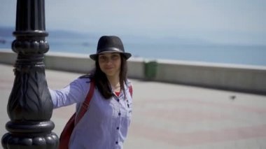 Kamerada poz veren güzel kız