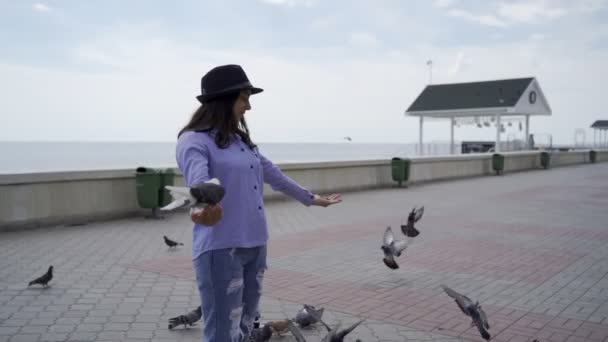 Pretty girl posing on camera — Stock Video