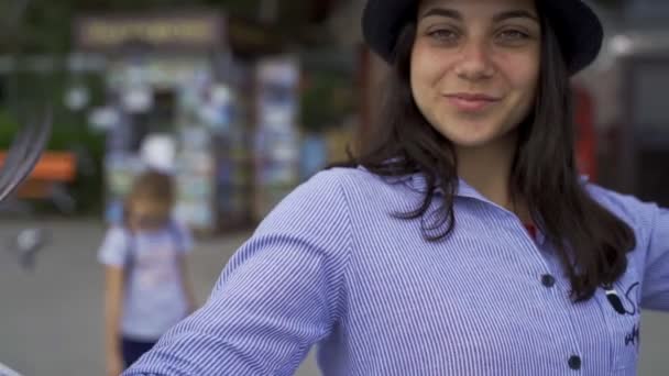 Menina bonita posando na câmera — Vídeo de Stock